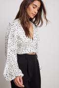 NA-KD Party Bluse i sateng med rysjer i livet og V-hals - White,Dotted