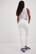 NA-KD Skinny jeans med høyt liv og grov kant - White