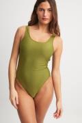 NA-KD Swimwear Badedrakt med høy skjæring - Green