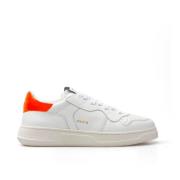 Klassiske hvite skinn sneakers med oransje innlegg