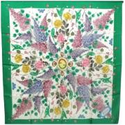 Pre-owned Silk scarves