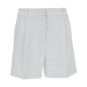 Høytlivs hvite Bermuda shorts