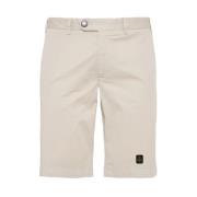 Elegant Beige Bermuda Shorts med Logo Patch