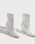 Nelly - Hvit - Pointy Wedge Boot