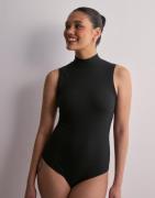 Spanx - Svart - Ribbed Mock Neck Bodysuit