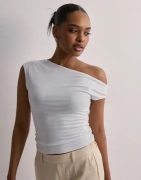 Nelly - Hvit - Asymmetric Shoulder Top