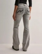 Nelly - Grå - Low Waist Bootcut Stitch Jeans