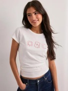 Nelly - Hvit - Essential Print Tee