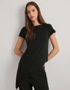Nelly - Svart - Asymmetric Flowy Tee