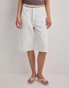 Nelly - Hvit - Buckle Long Jeans Shorts
